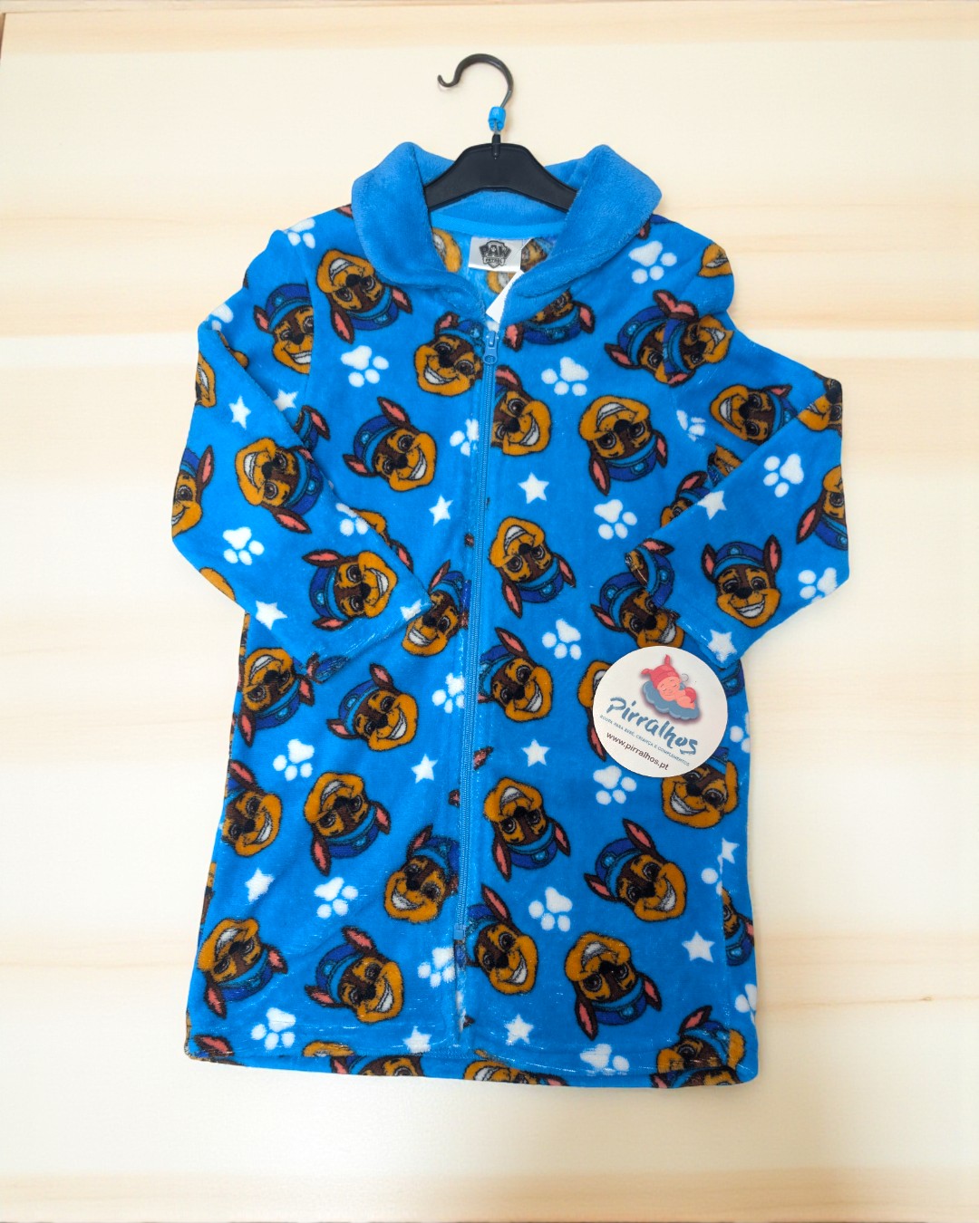 Robe azul com padrão de cães e patas, fecho de correr