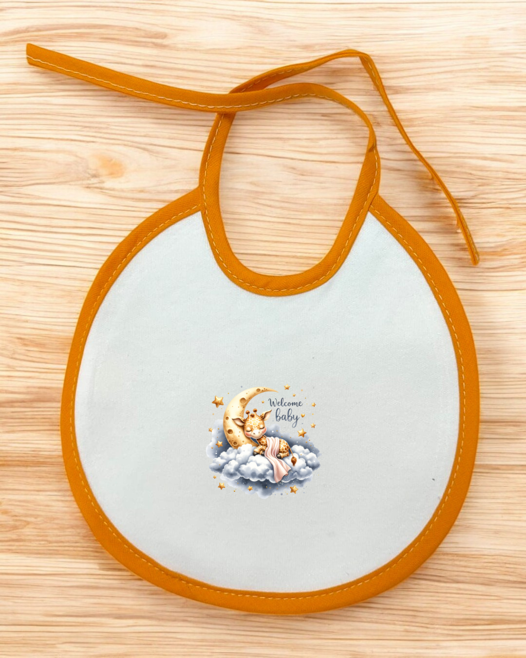 Babete branco com bordos laranja e imagem de lua e coelho com texto