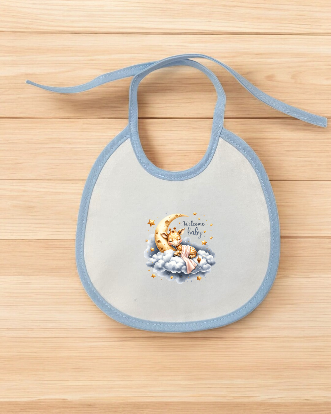 Babete branco com bordas azuis e desenho de lua, bebé e coruja com texto Welcome baby