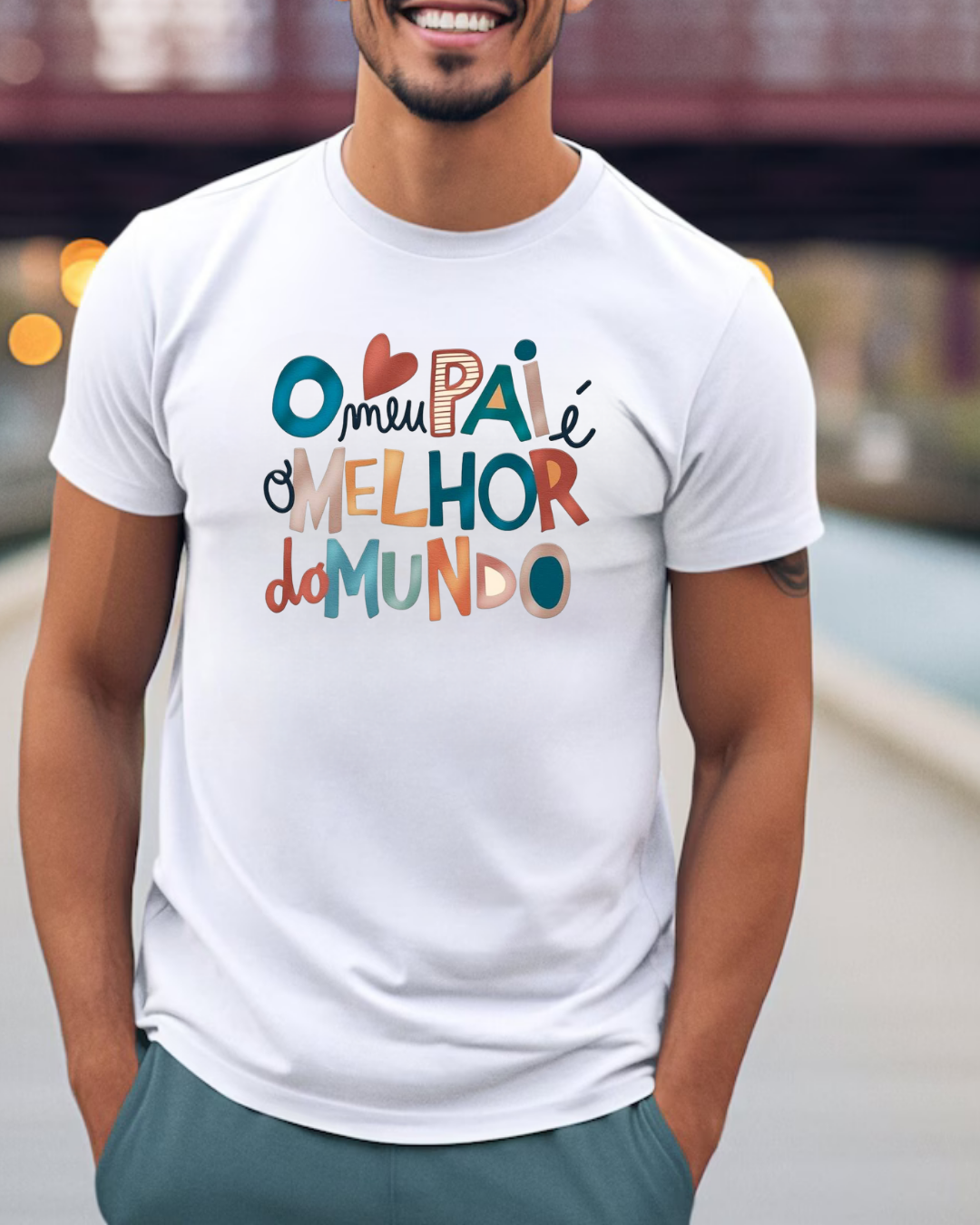 Homem a usar t-shirt branca estampada com texto colorido em português