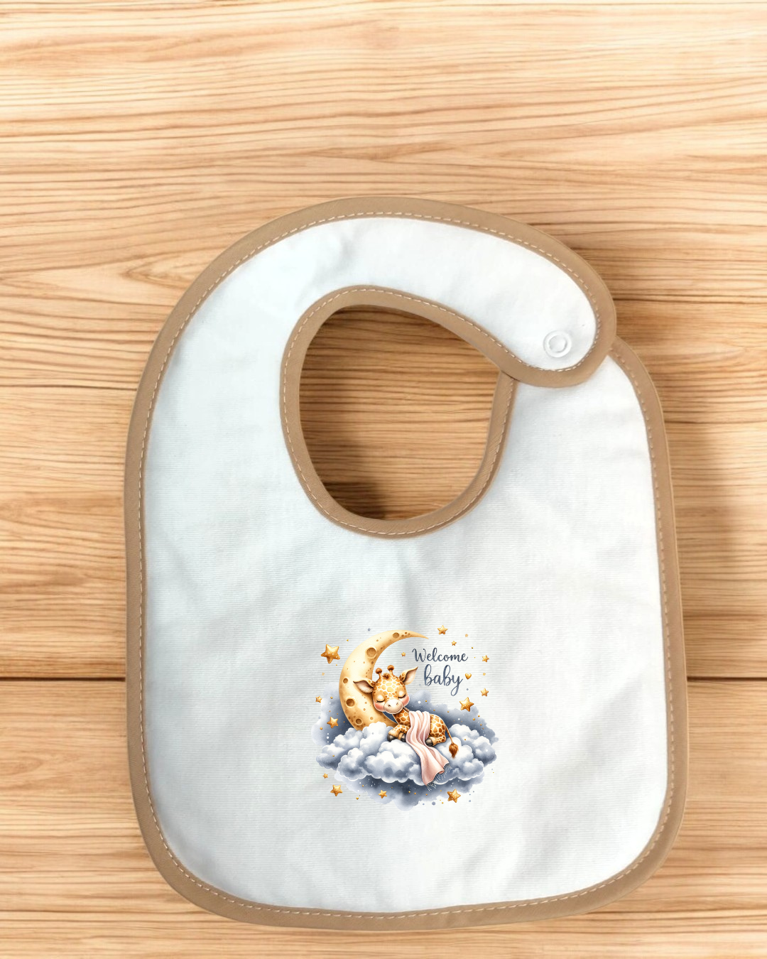 Babete branco com bordadura bege e estampa de giraffa e lua em nuvens