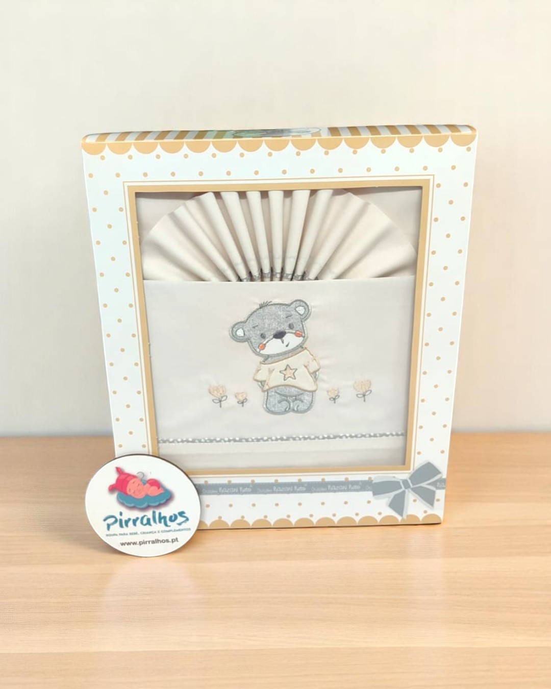 Caixa de roupa de bebé com bordado de urso e cartão com logotipo Piraínhos