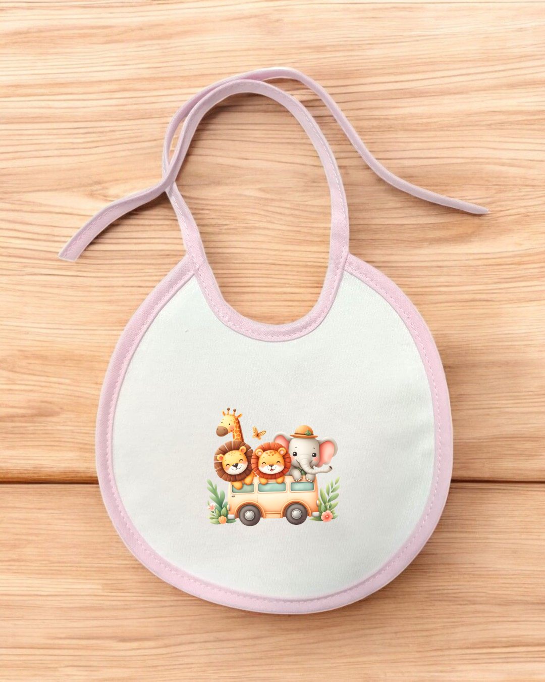 Babete branco com bordas rosa e ilustração de animais num carrinho