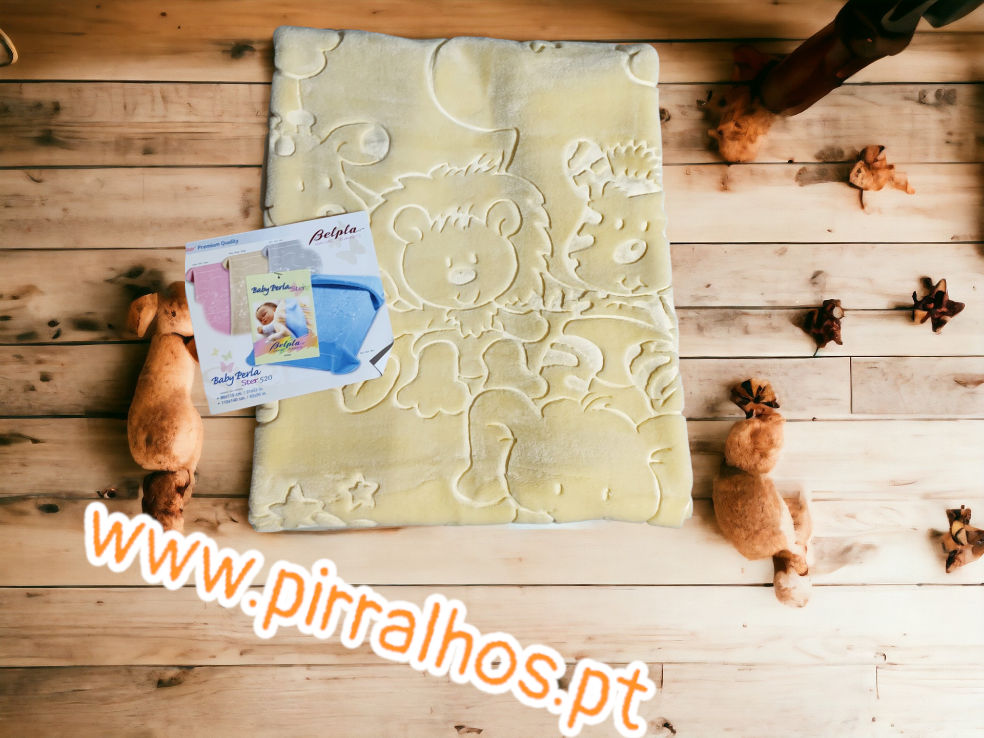 Mantinha de bebé bege claro com padrão de animais e embalagem