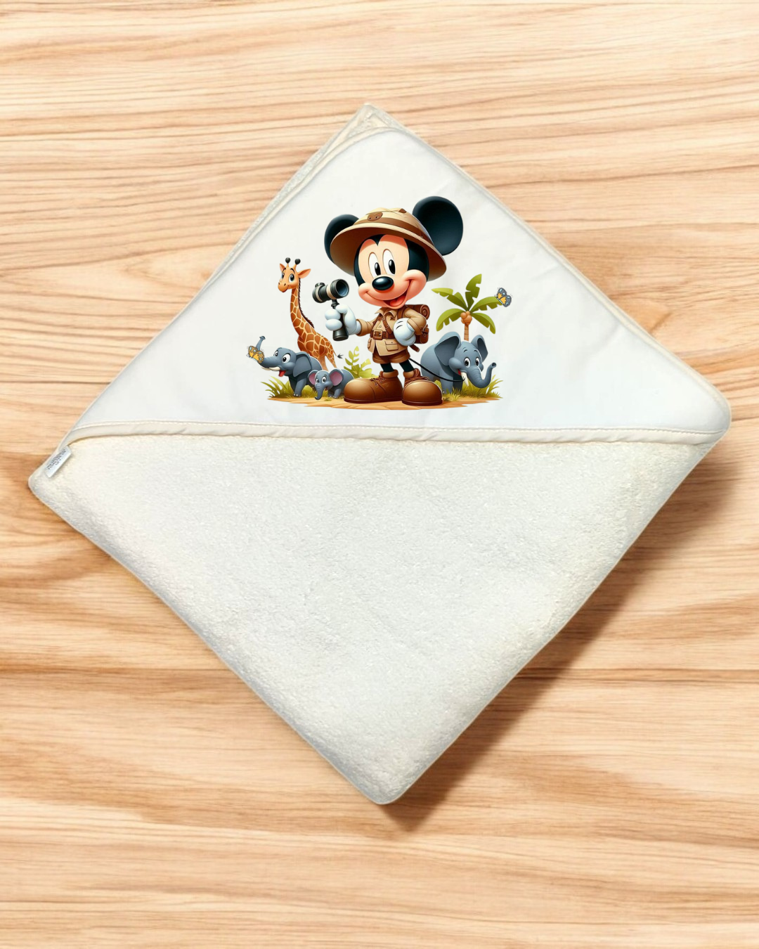 Toalha de bebê branca com capuz e estampa de Mickey Mouse explorador com animais.