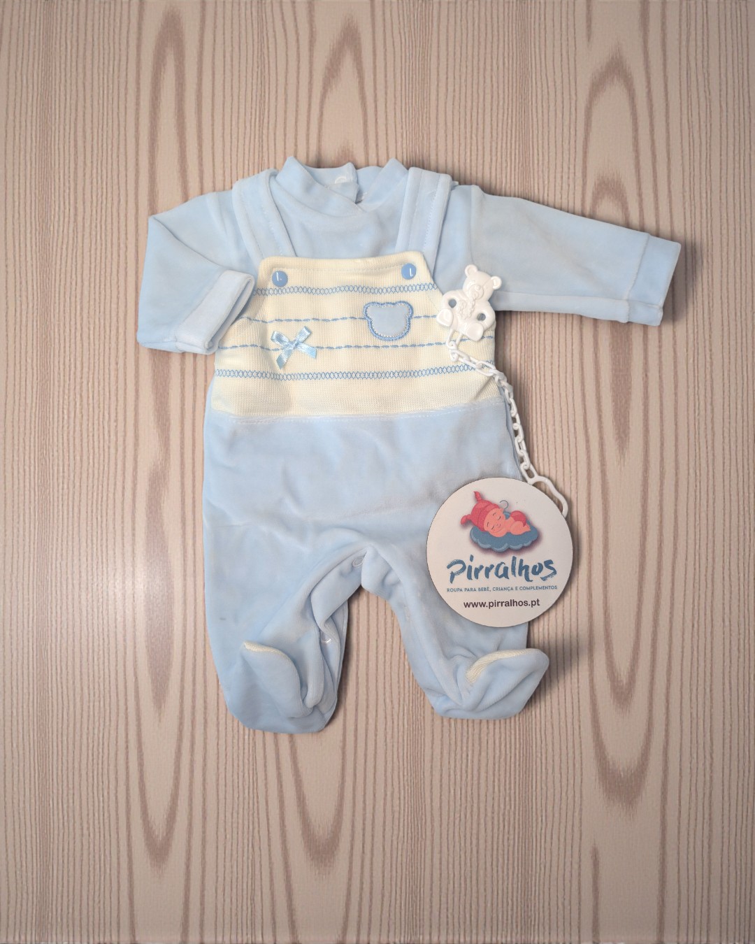 Macacão de bebé azul com etiqueta da marca Pirralhos