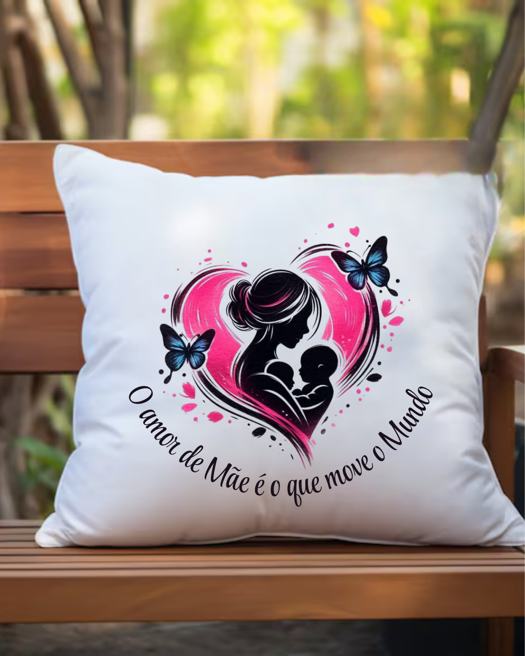 Almofada branca com design de mãe e bebé e texto em português colocada numa cadeira de madeira