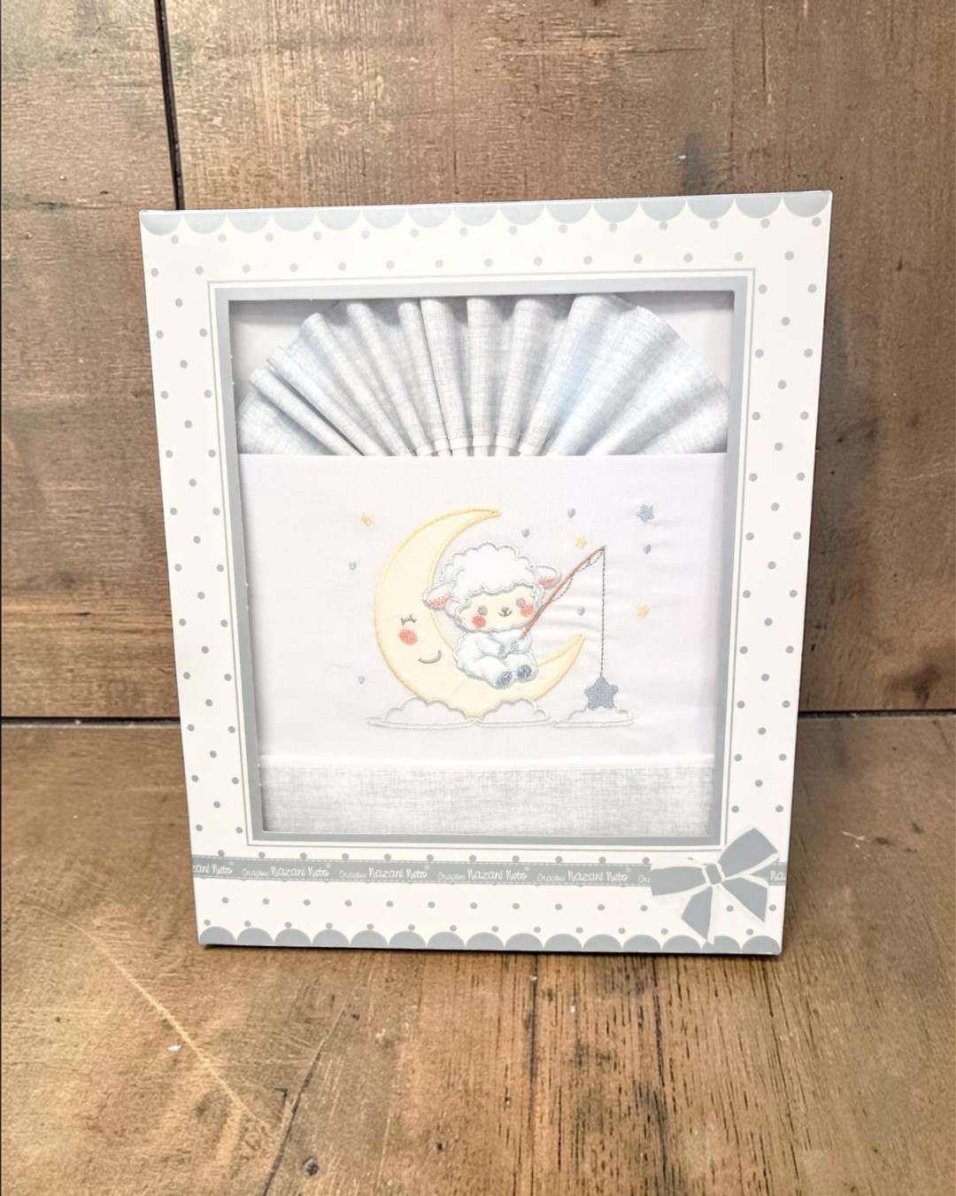 Conjunto de roupa de bebé com bordado de ovelha na lua em embalagem branca