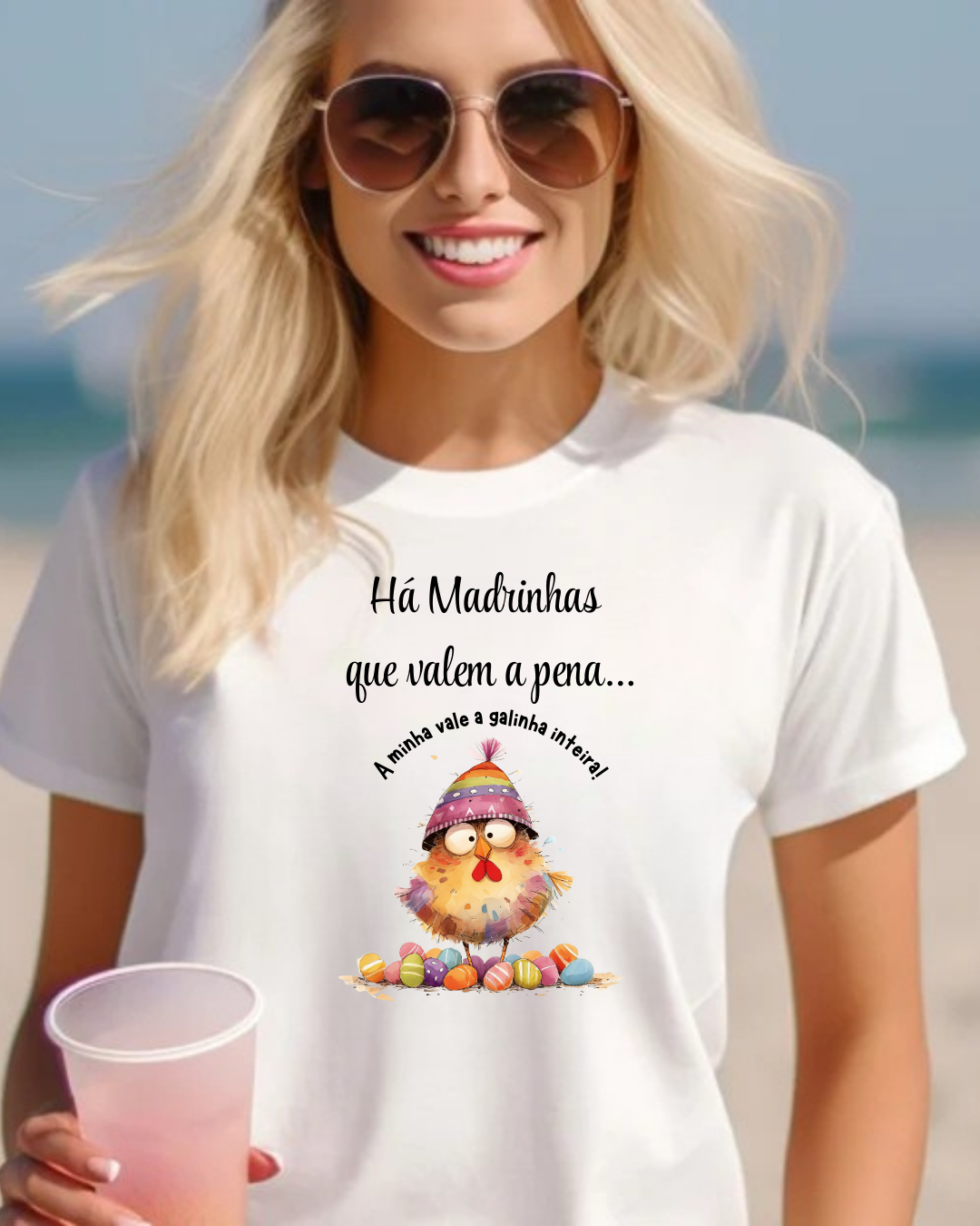 Camiseta branca com estampa de galinha e texto em português