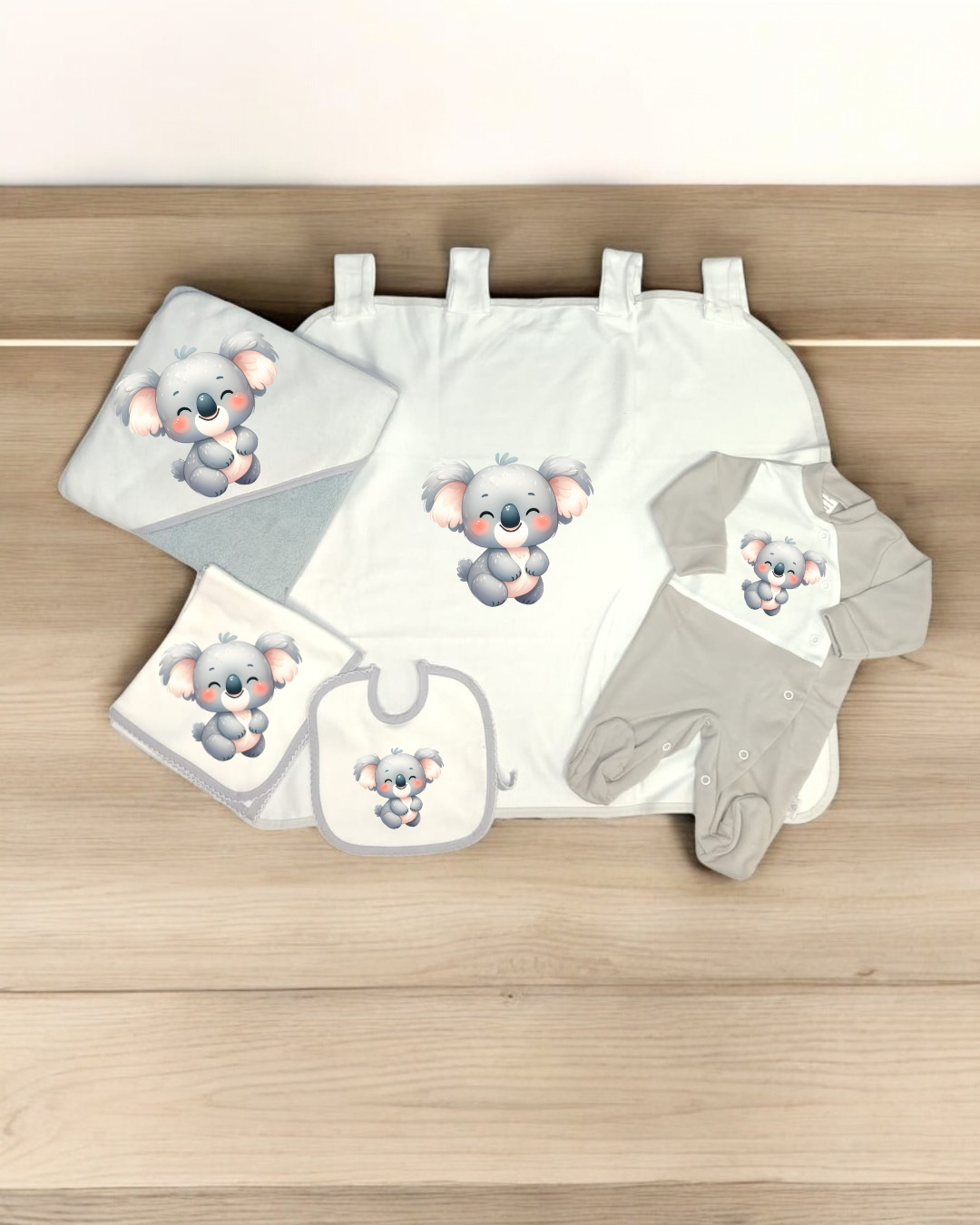 Conjunto de bebé com estampa de coala em manta, toalha, babete, fralda e body