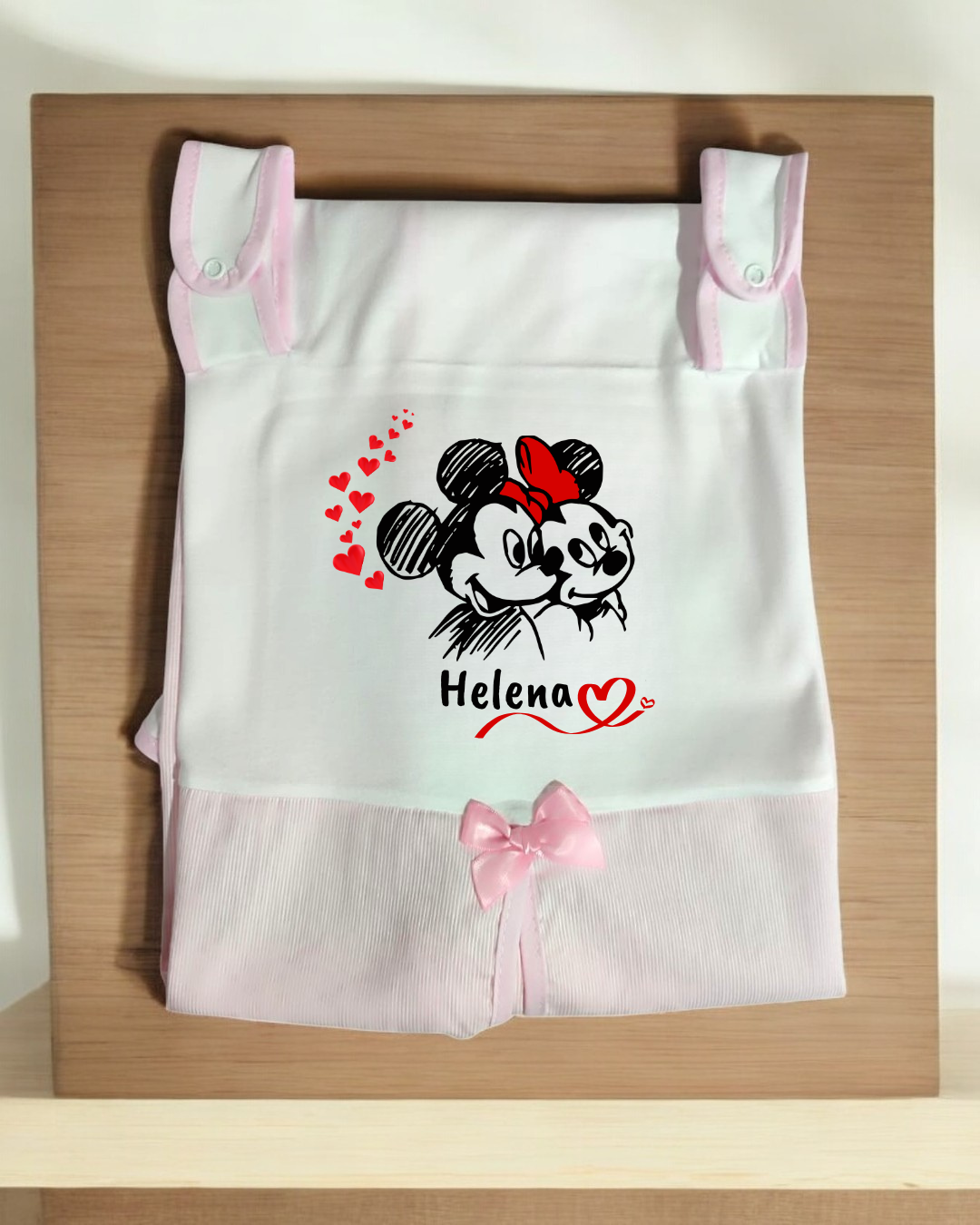 Roupa infantil branca e rosa com estampa de ratos e nome Helena