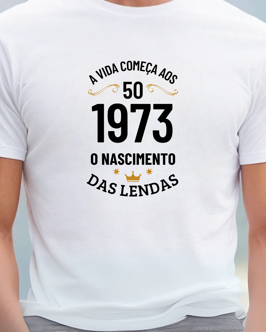 Camiseta branca com texto A VIDA COMEÇA AOS 50 1973 O NASCIMENTO DAS LENDAS em preto e dourado