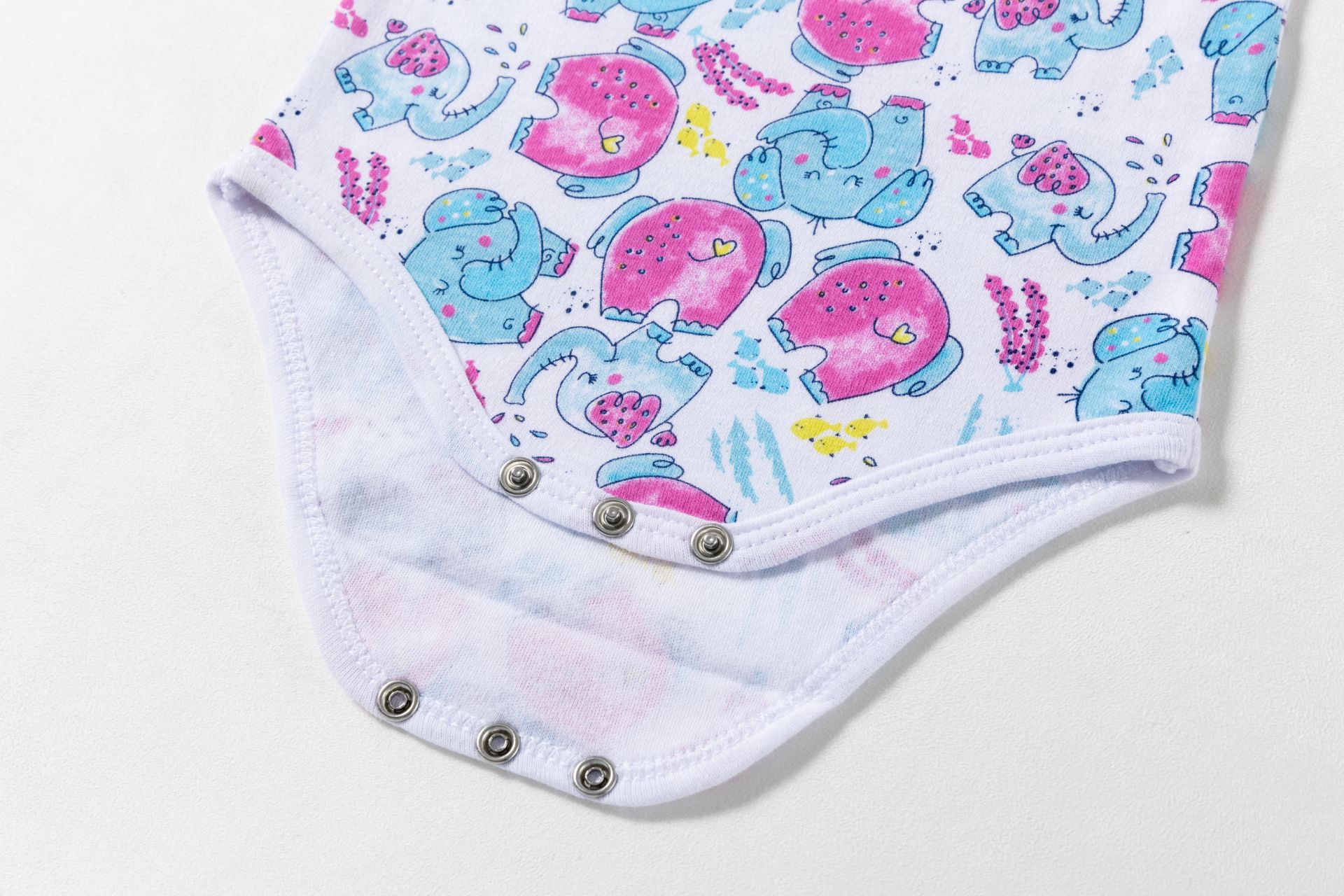 Body de bebé branco com estampado colorido de elefantes e fechos de pressão prateados