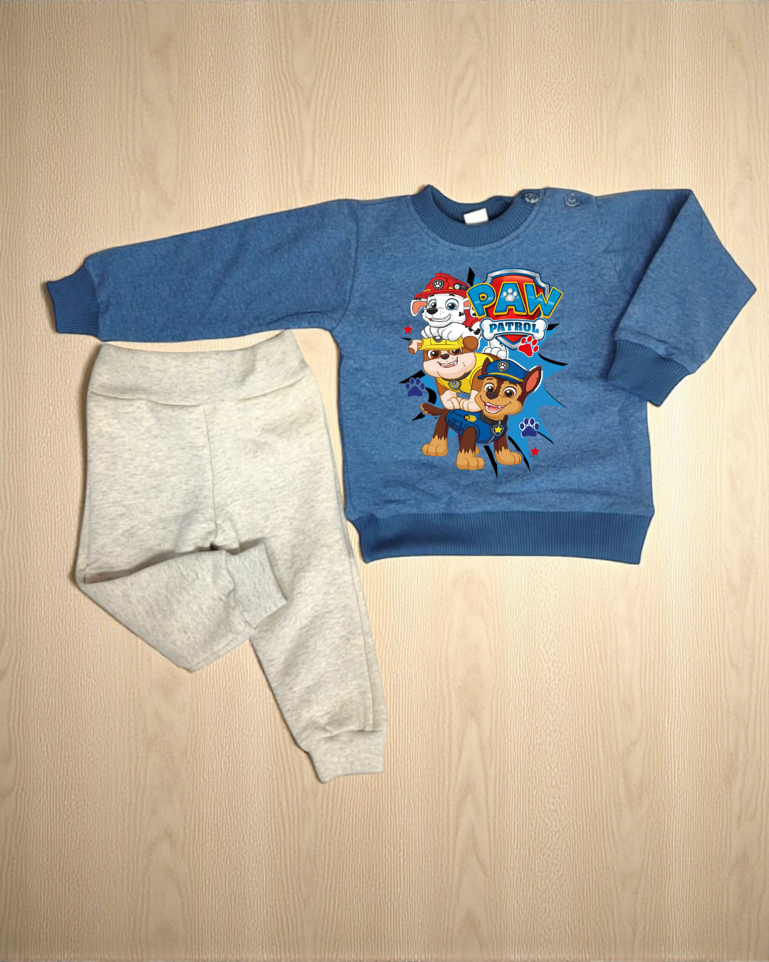 Conjunto infantil azul com estampado PAW PATROL e calças cinza claro