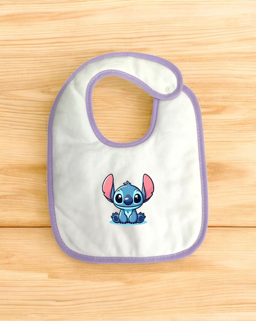 Babete de bebé branco com bordadura lilás e ilustração Stitch