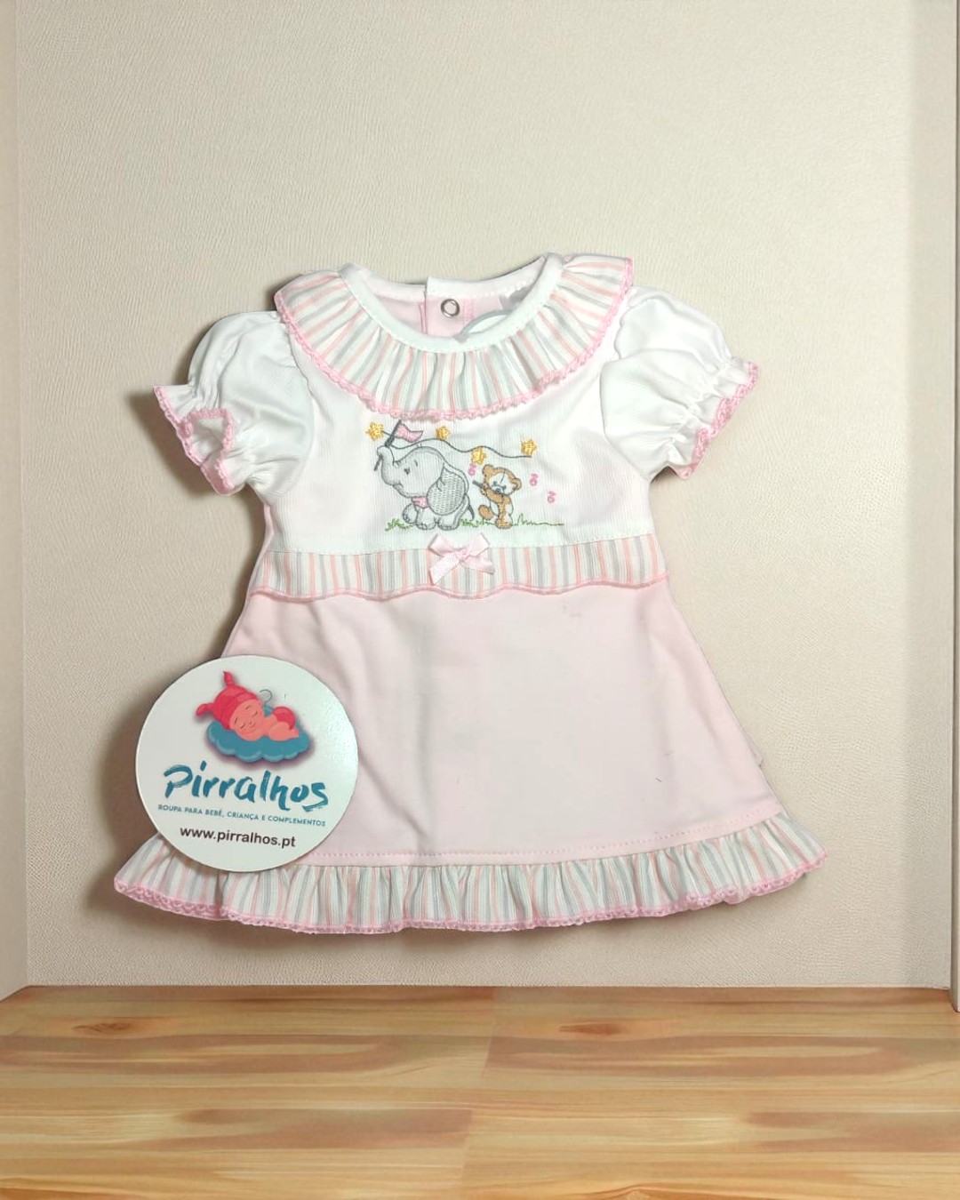 Vestido de bebé branco e rosa com elefante e coelho e folhos às riscas.