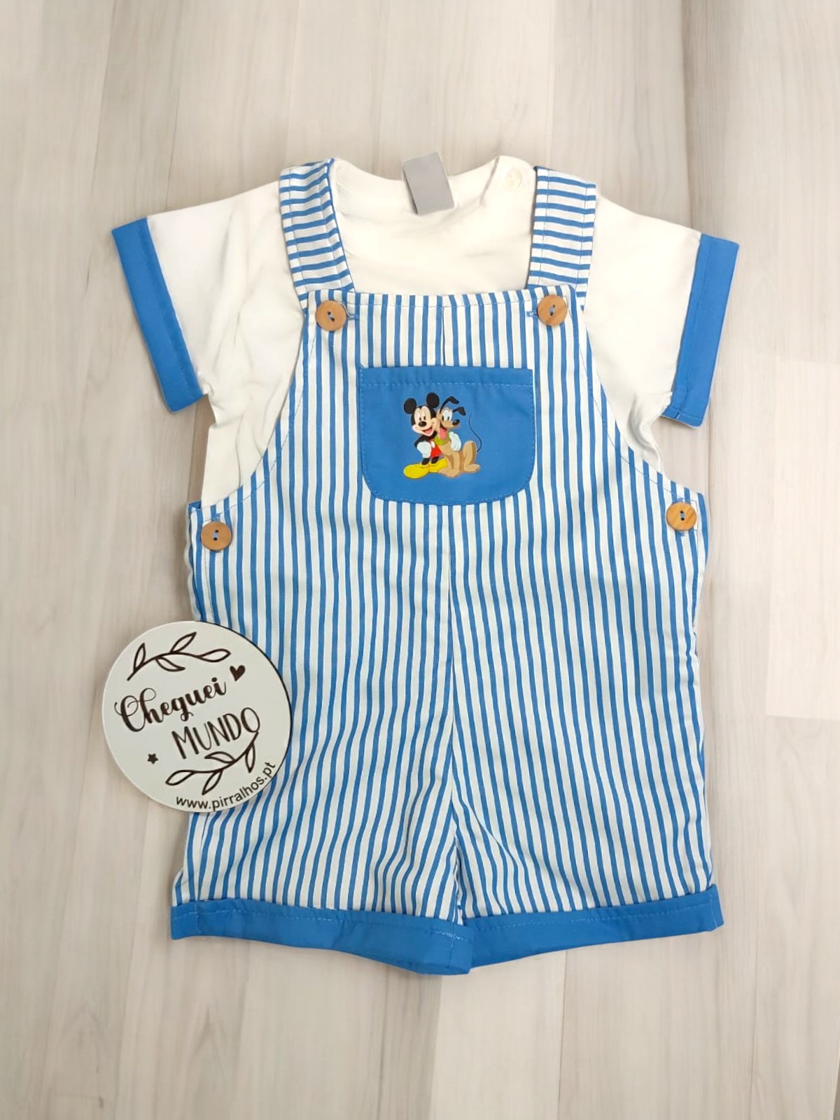 Conjunto infantil t-shirt branca com jardineiras riscas azuis e brancas com bolso azul e estampa Disney