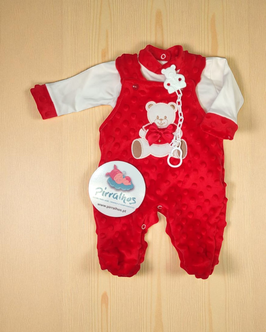Macacão de bebé vermelho com detalhes brancos e ursinho bordado