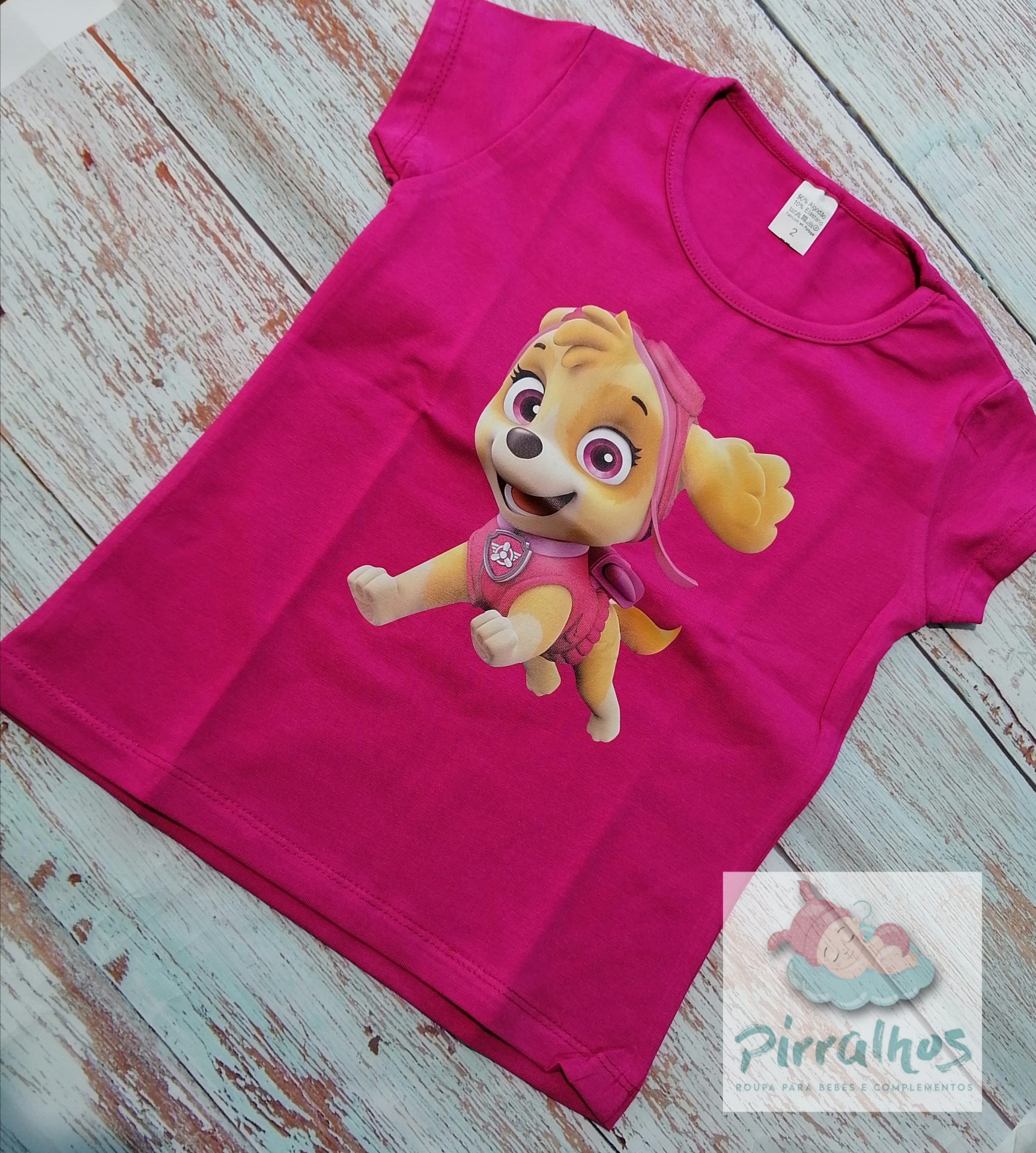 Camiseta infantil rosa com estampa da personagem Skye da Patrulha Pata
