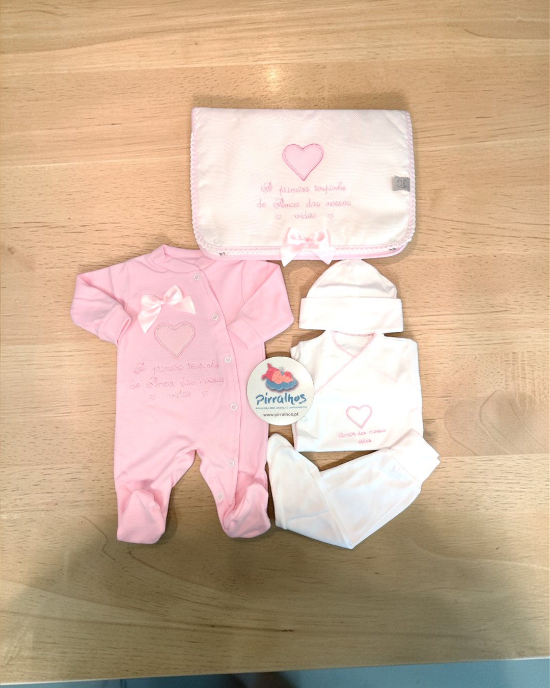 Conjunto de roupa de bebé em rosa e branco com bordados de corações e texto inspirador