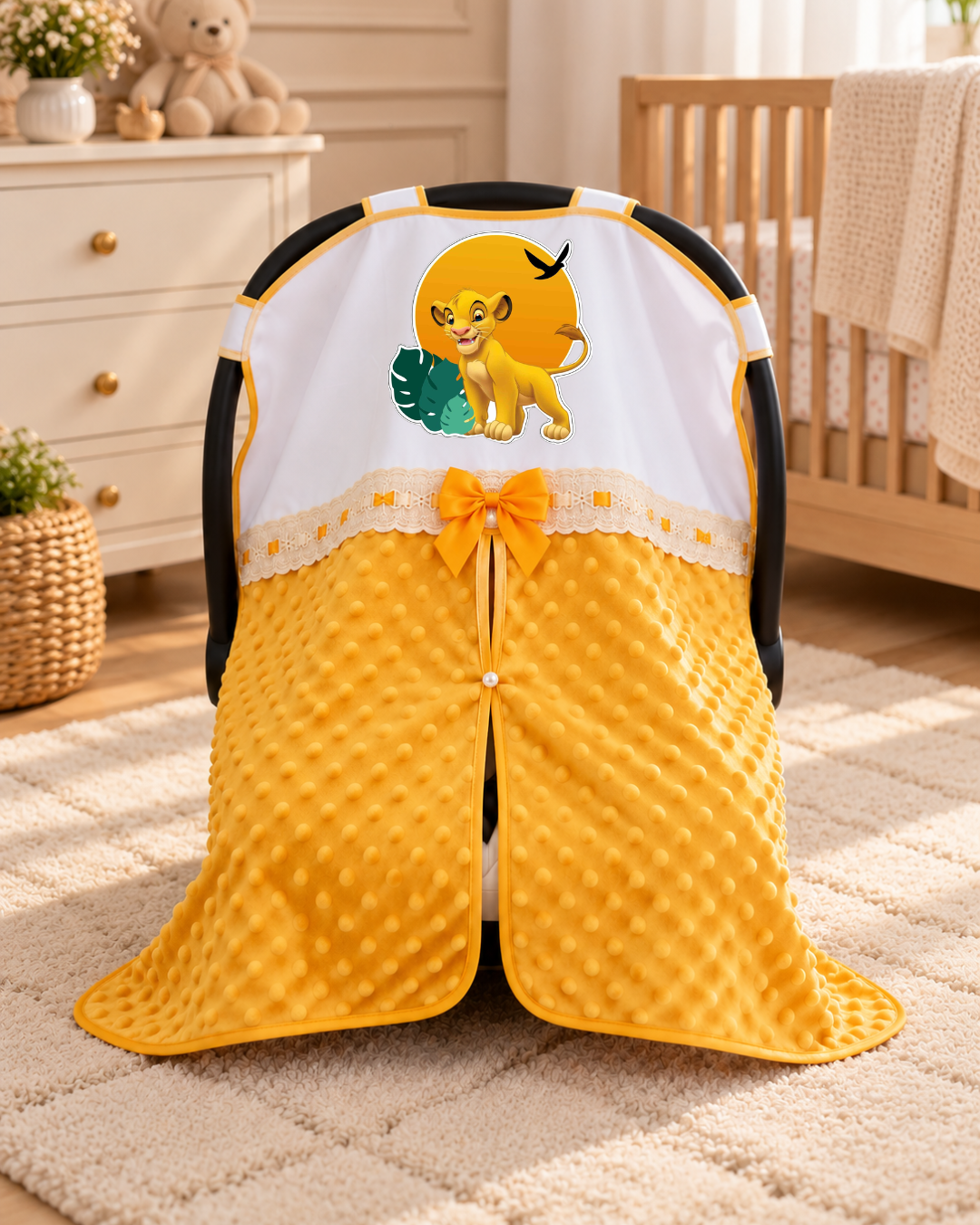 Capa para bebé amarela com estampa do Rei Leão numa cadeira de bebé