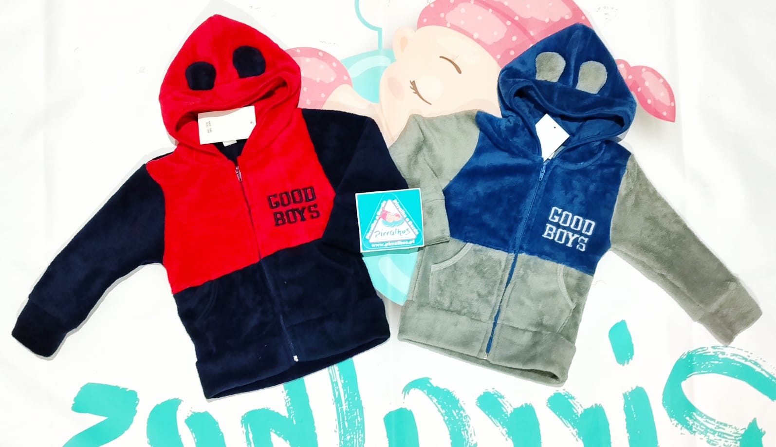Dois casacos com capuz para crianças, vermelho/preto e azul/cinza, com texto GOOD BOYS
