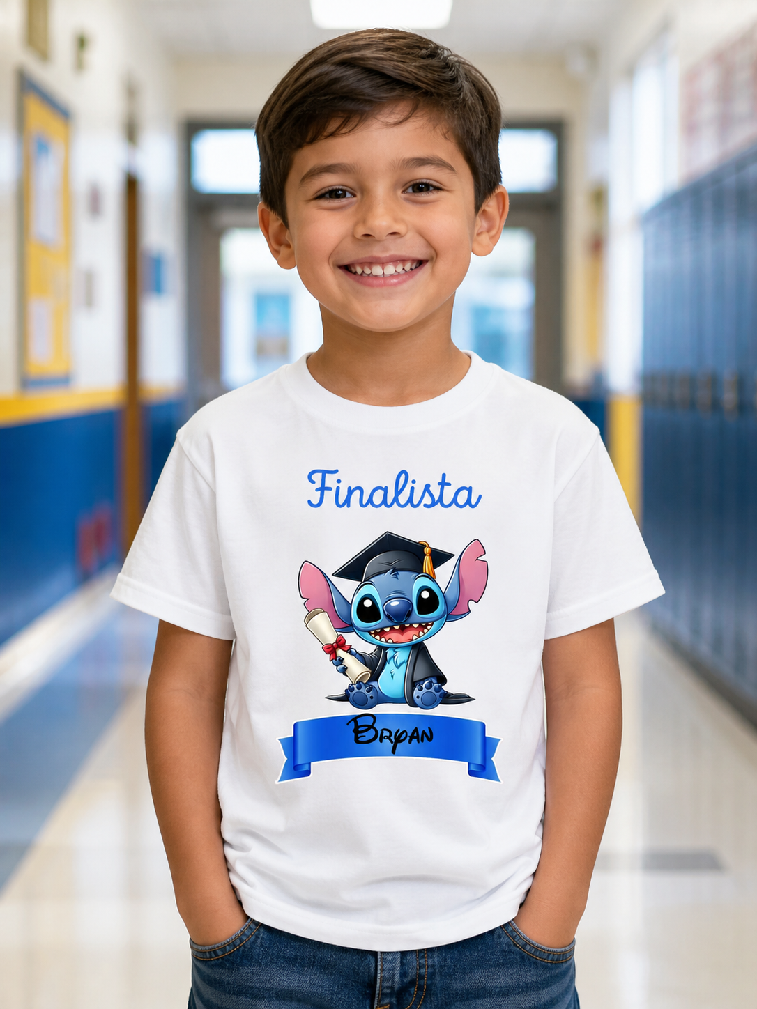 Camiseta branca infantil com personagem azul e texto Finalista Bryan