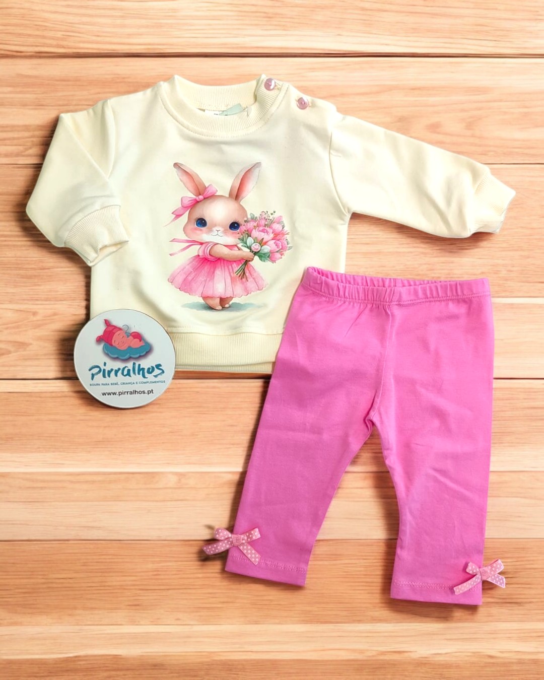 Conjunto infantil com camisola creme com estampa de coelha e leggins rosa