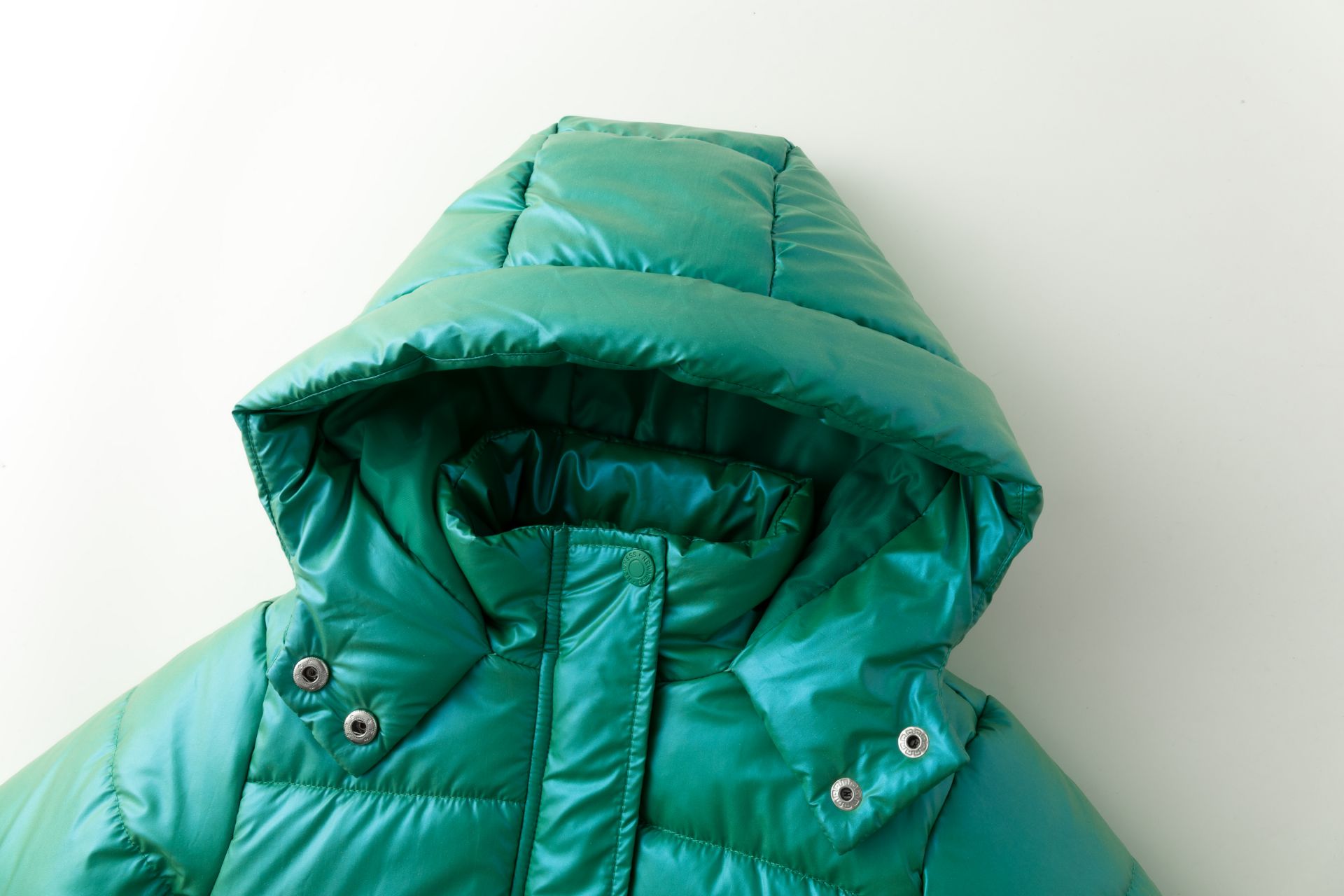 Casaco verde água acolchoado com capuz e ilhós metálicos