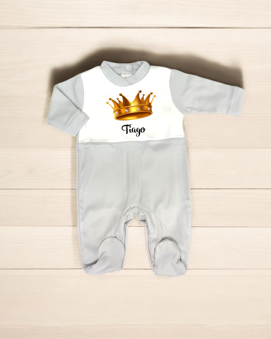 Macacão cinzento claro e branco para bebé com coroa dourada e nome Tiago