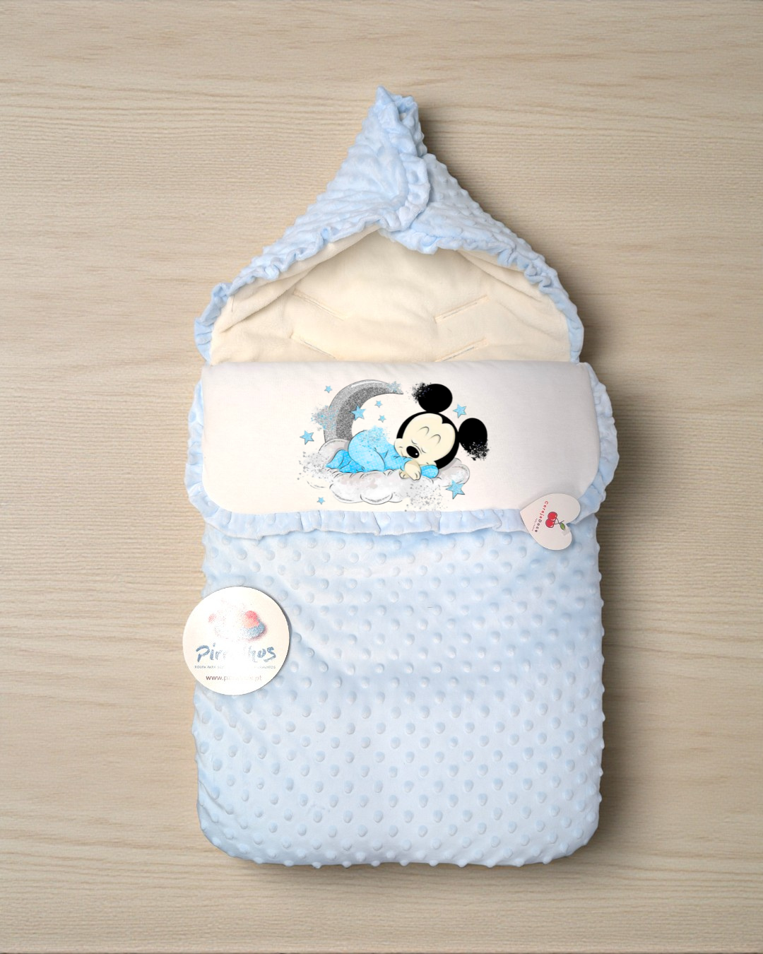Saco de bebé azul claro com capuz e personagem bordado a dormir na lua
