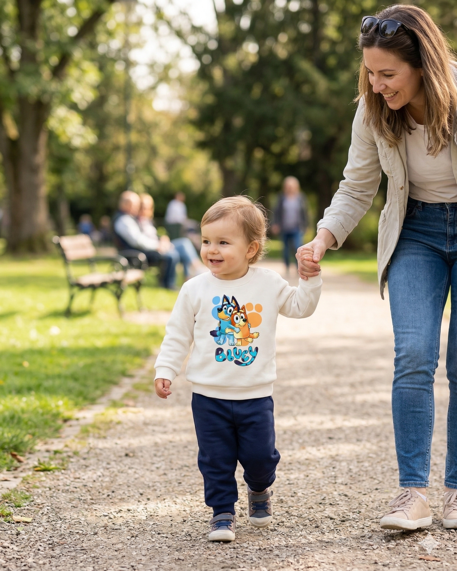 Criança a andar num parque com roupa casual e estampa BLUEY na t-shirt.