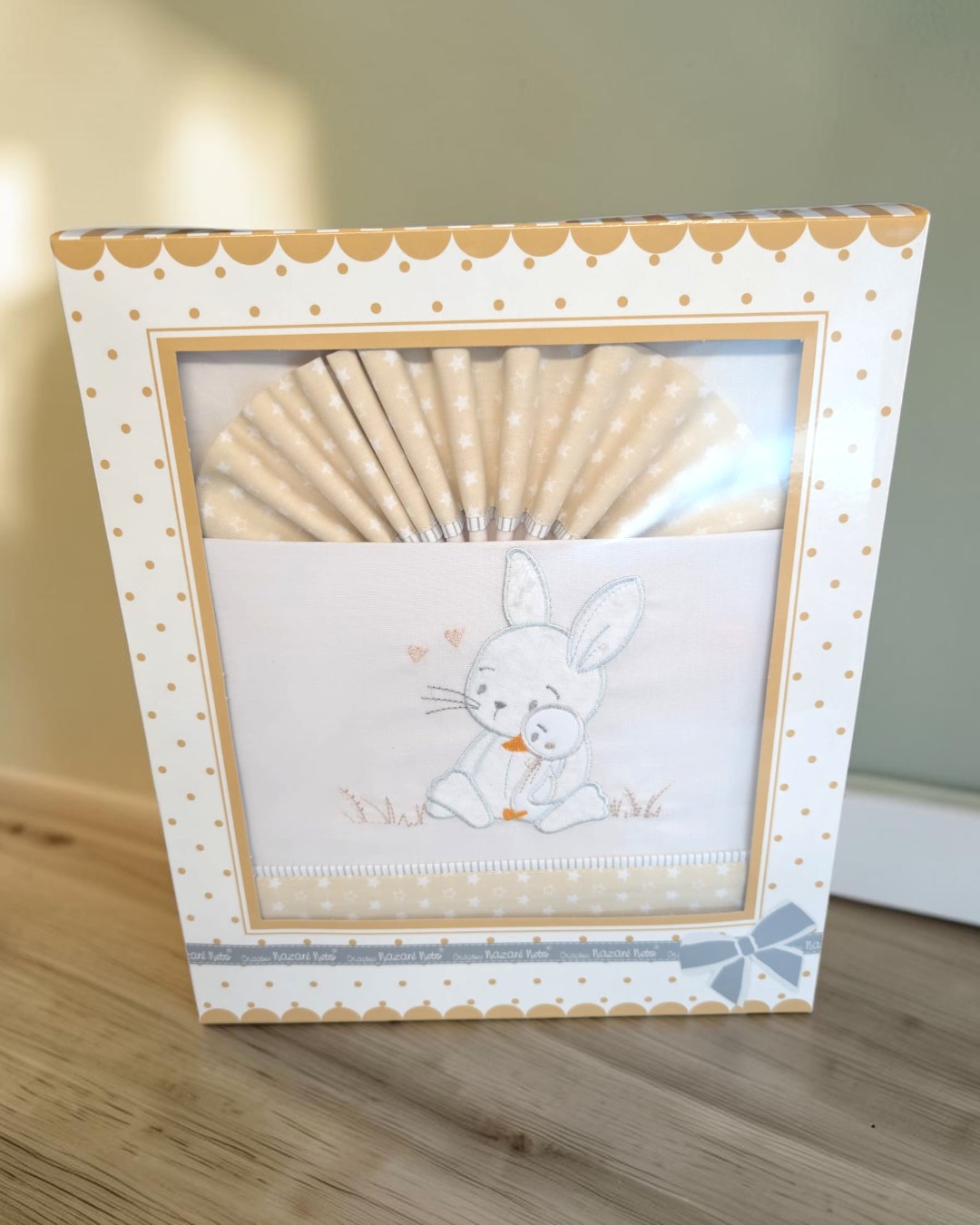 Conjunto roupa bebé bege com estrelas e coelho bordado em caixa decorada