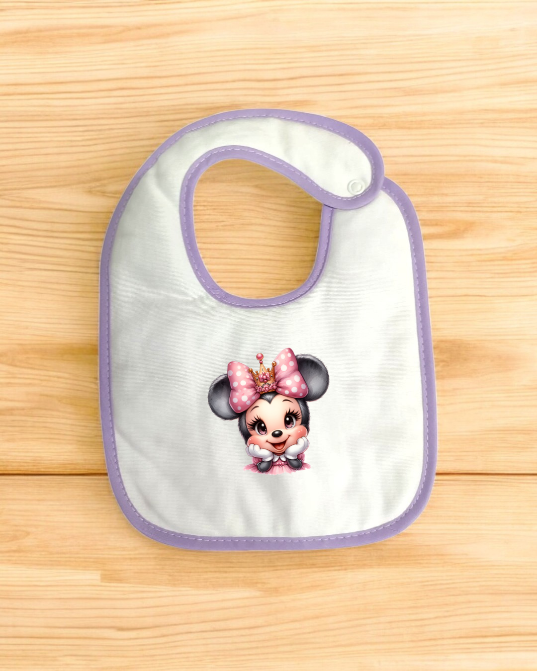 Babete branco e lilás com imagem de personagem estilo Minnie Mouse