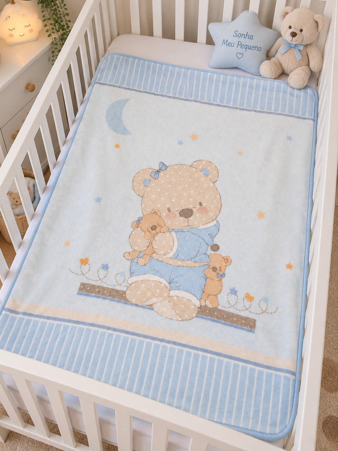 Cobertor de bebé azul com ursinho e cama branca