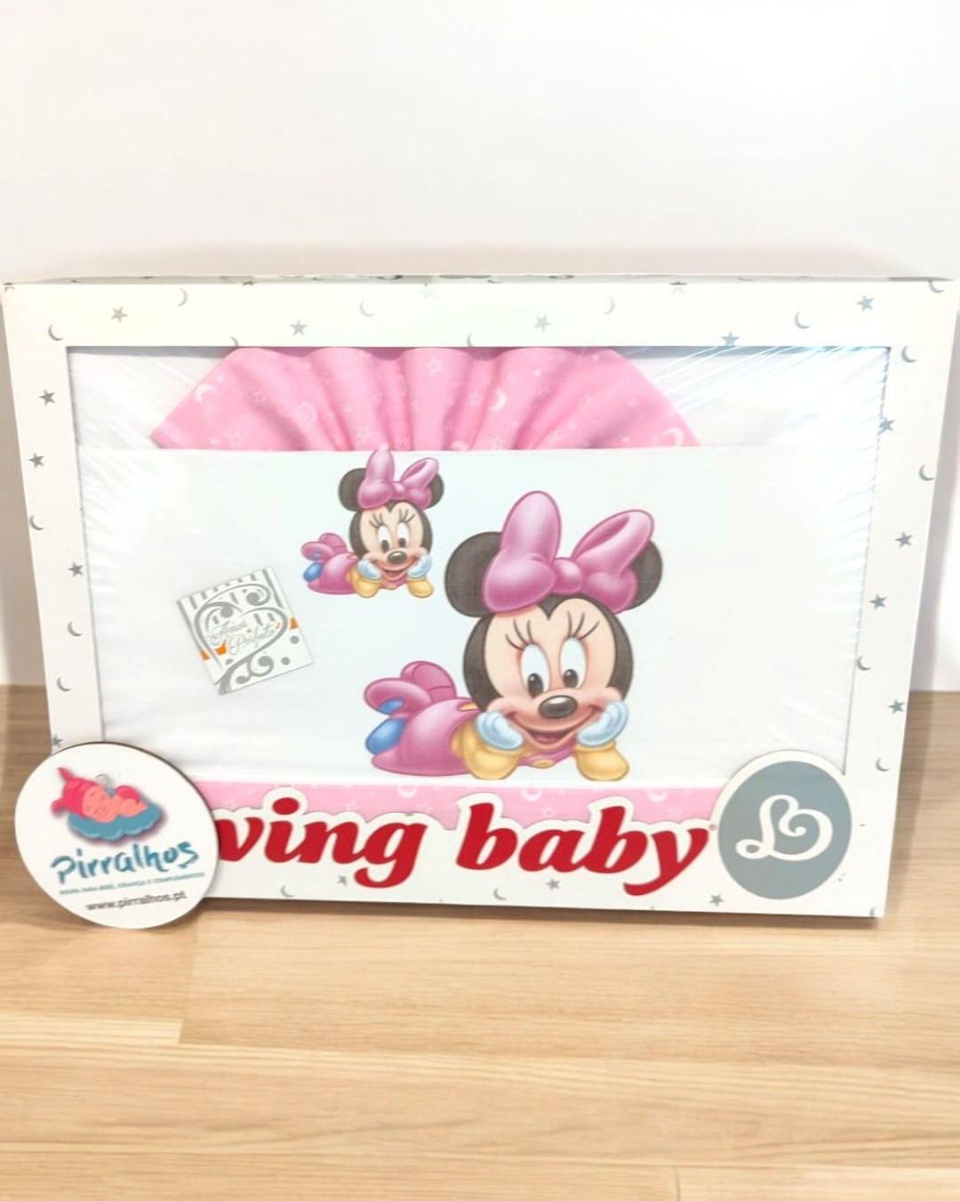 Conjunto de bebé com tema Minnie Mouse em caixa branca com detalhes cor-de-rosa