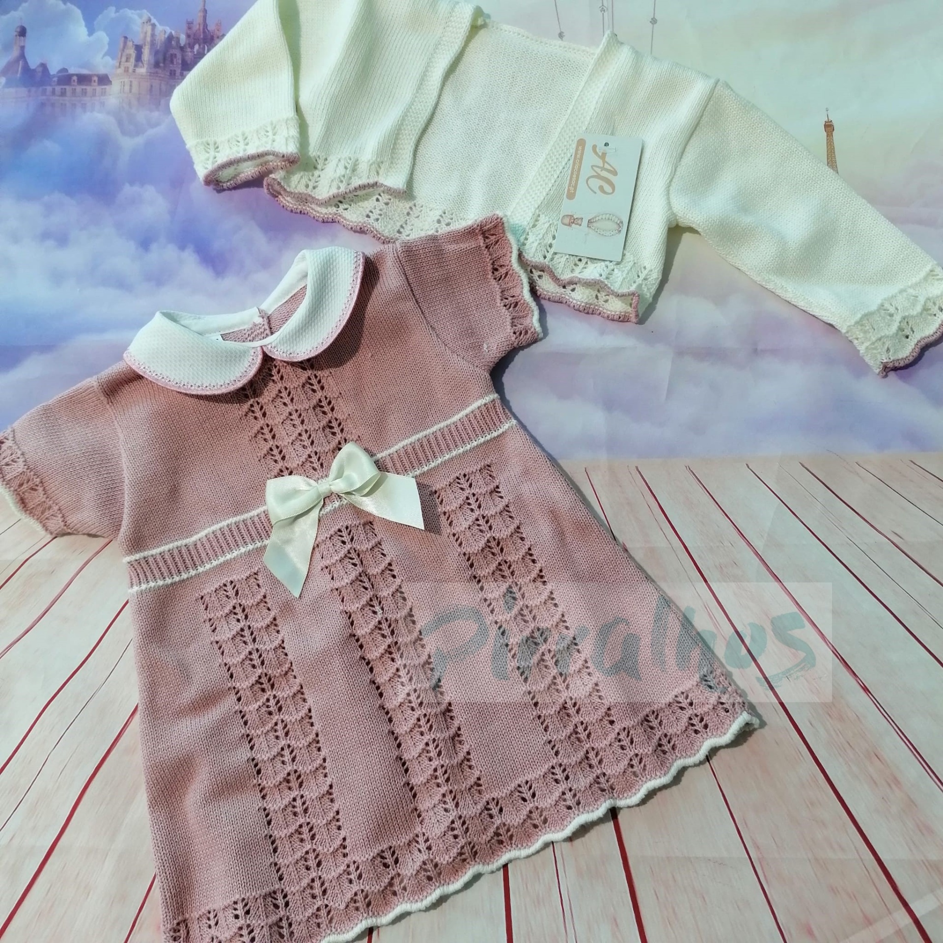 Vestido rosa de tricô com casaco branco para bebé