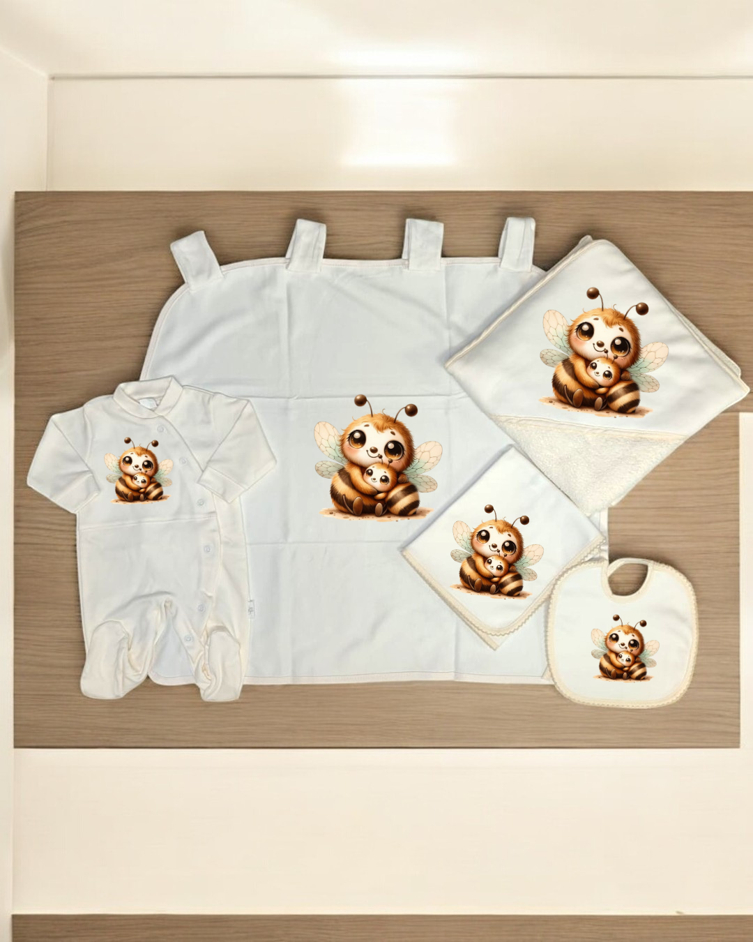 Conjunto de roupa e acessórios de bebé com abelha cartoon em fundo branco