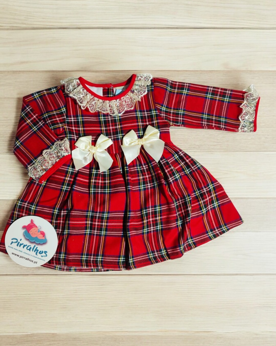 Vestido infantil vermelho xadrez com renda e laços creme