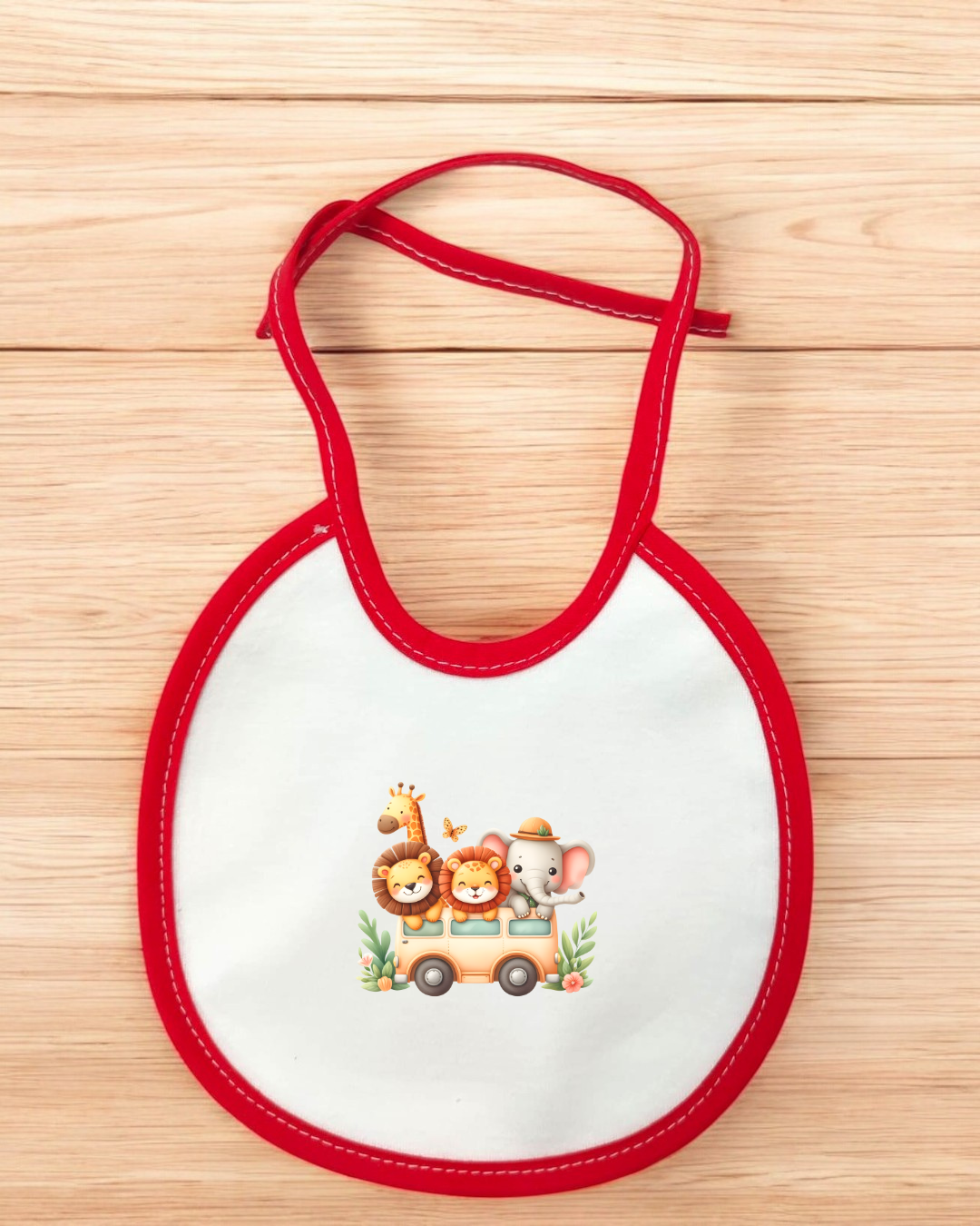 Babete branco com borda vermelha e estampa de animais numa aventura de safari