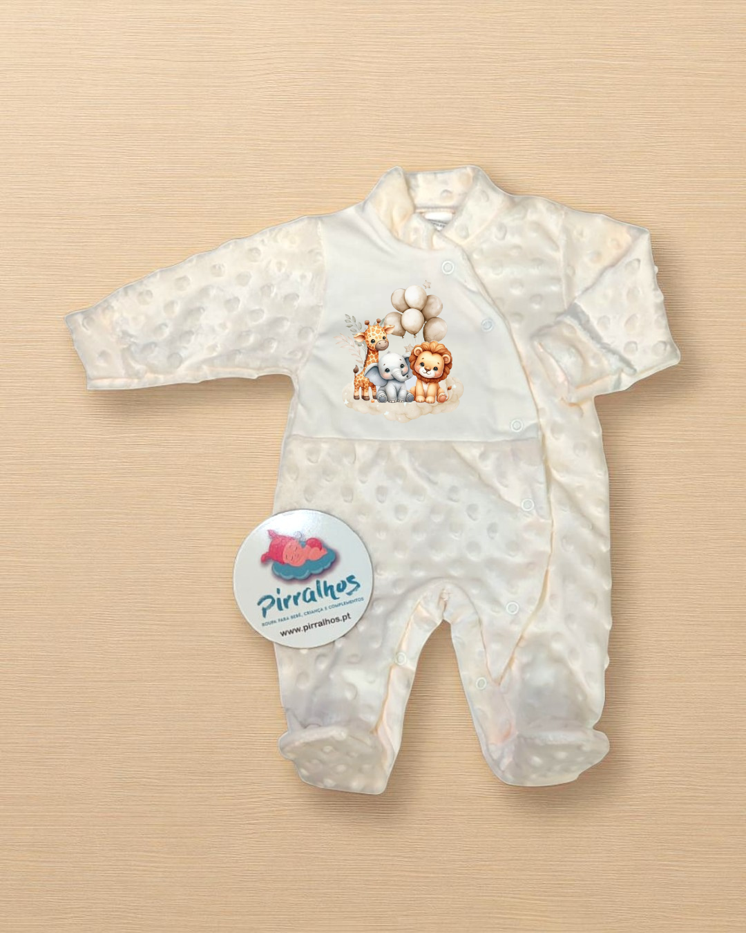 Macacão de bebé branco com textura e estampado de animais com balões, etiqueta do Pirralhos