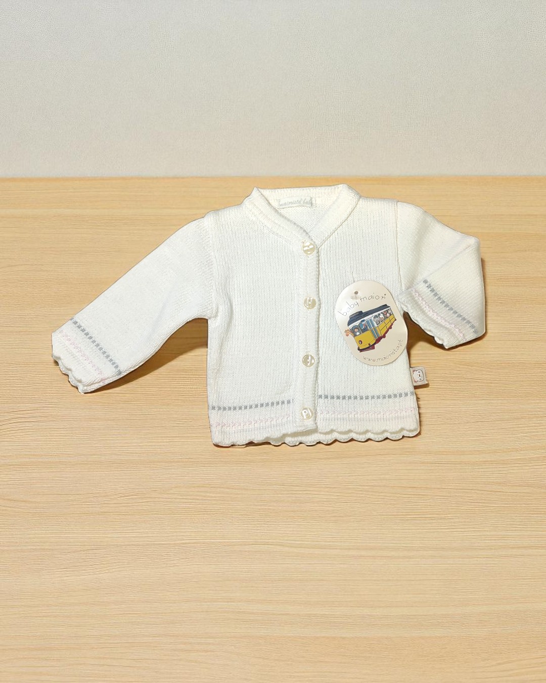 Casaco branco de malha para bebé com botões e bordados cinza