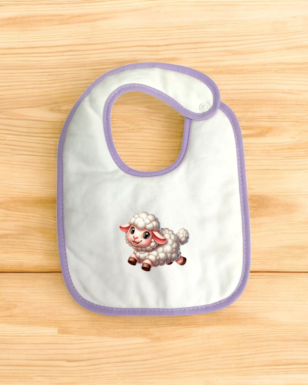 Babete branco com borda lilás e desenho de ovelha