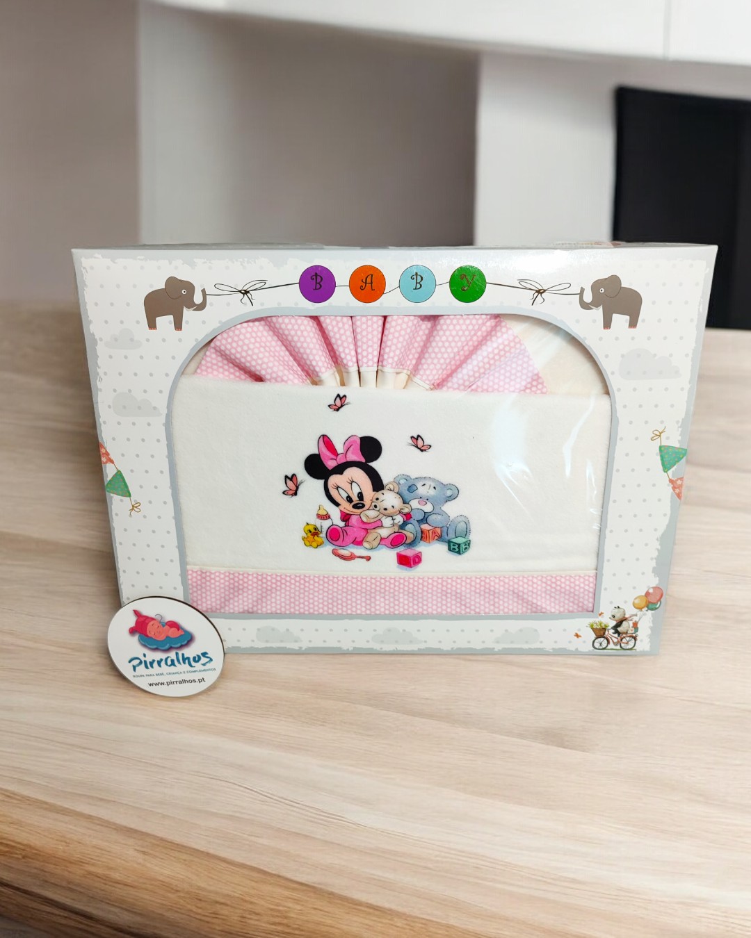 Conjunto de roupa de bebé com Minnie Mouse cor-de-rosa e branca na caixa decorativa
