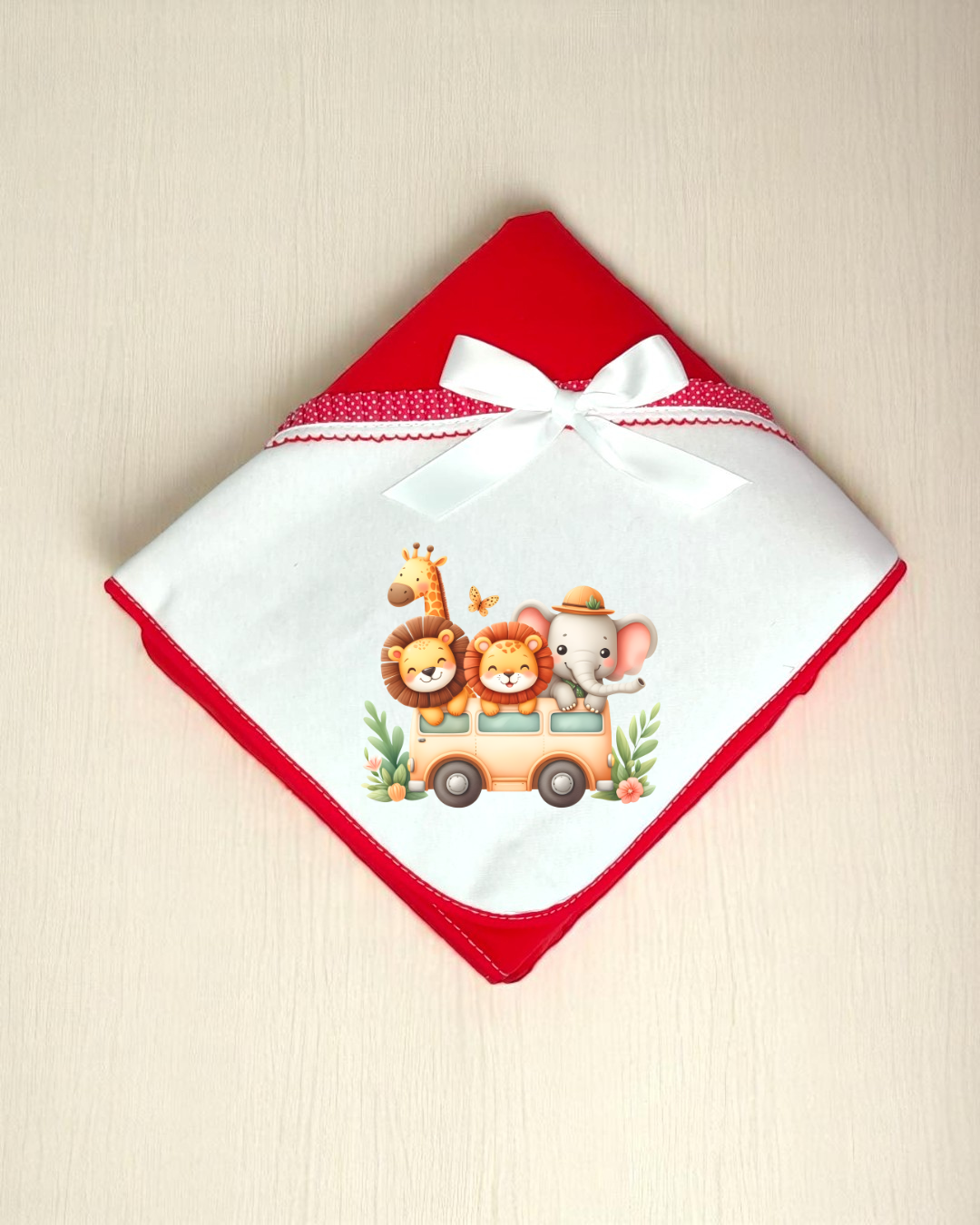 Fralda vermelha e branca com laço e desenho de comboio com animais selvagens