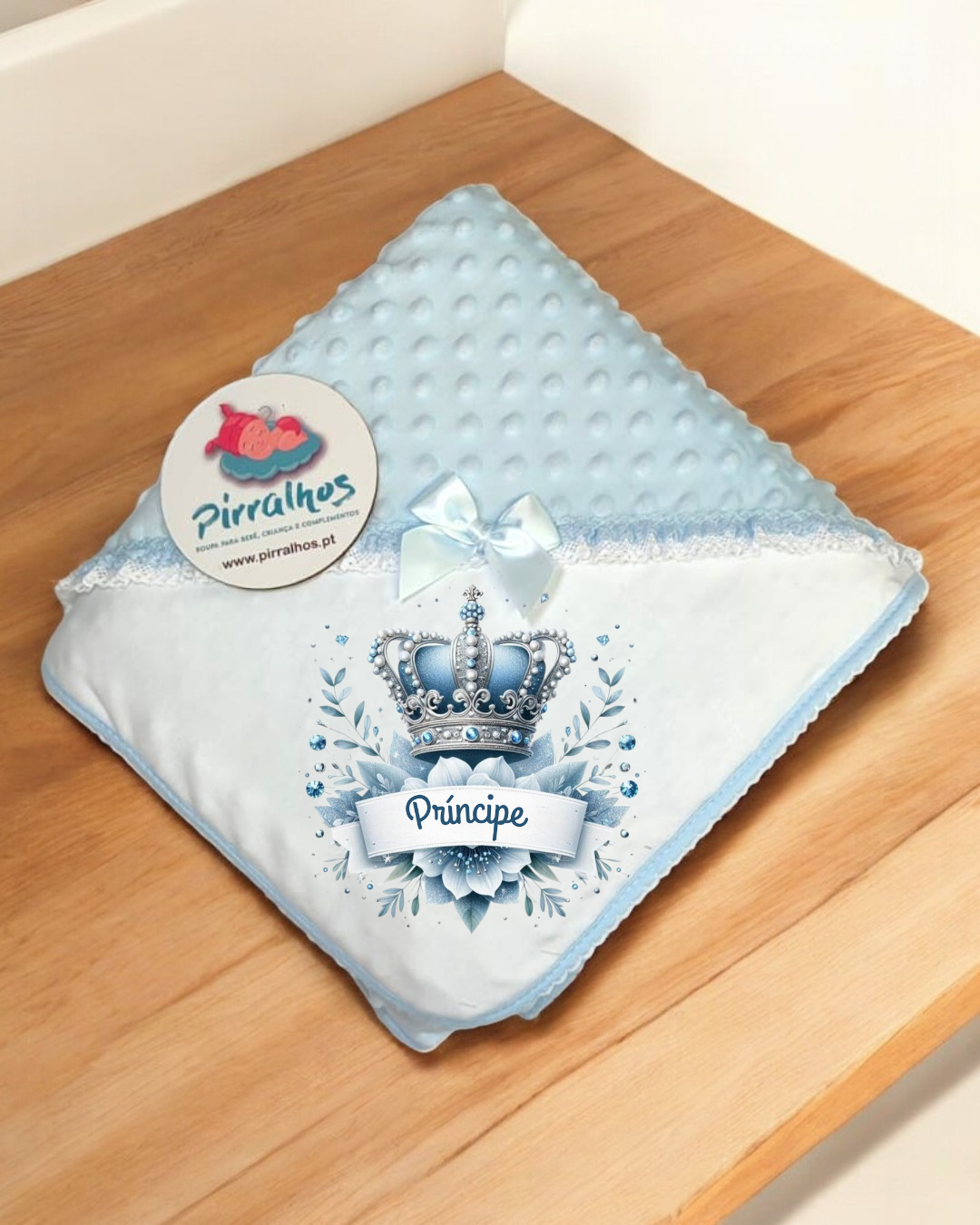 Manta azul clara e branca com design de coroa e palavra Príncipe