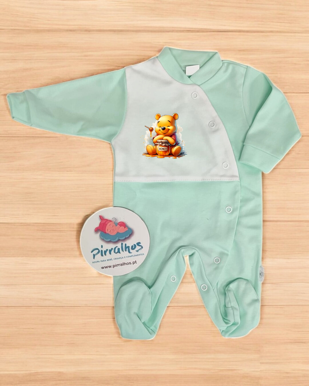 Macacão de bebé verde menta e branco com estampa de urso segurando pote de mel