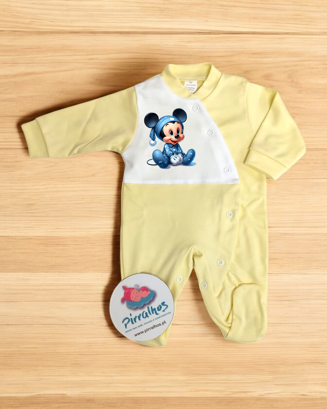 Macacão de bebé amarelo com estampa do rato Mickey e etiqueta redonda Pirralhos