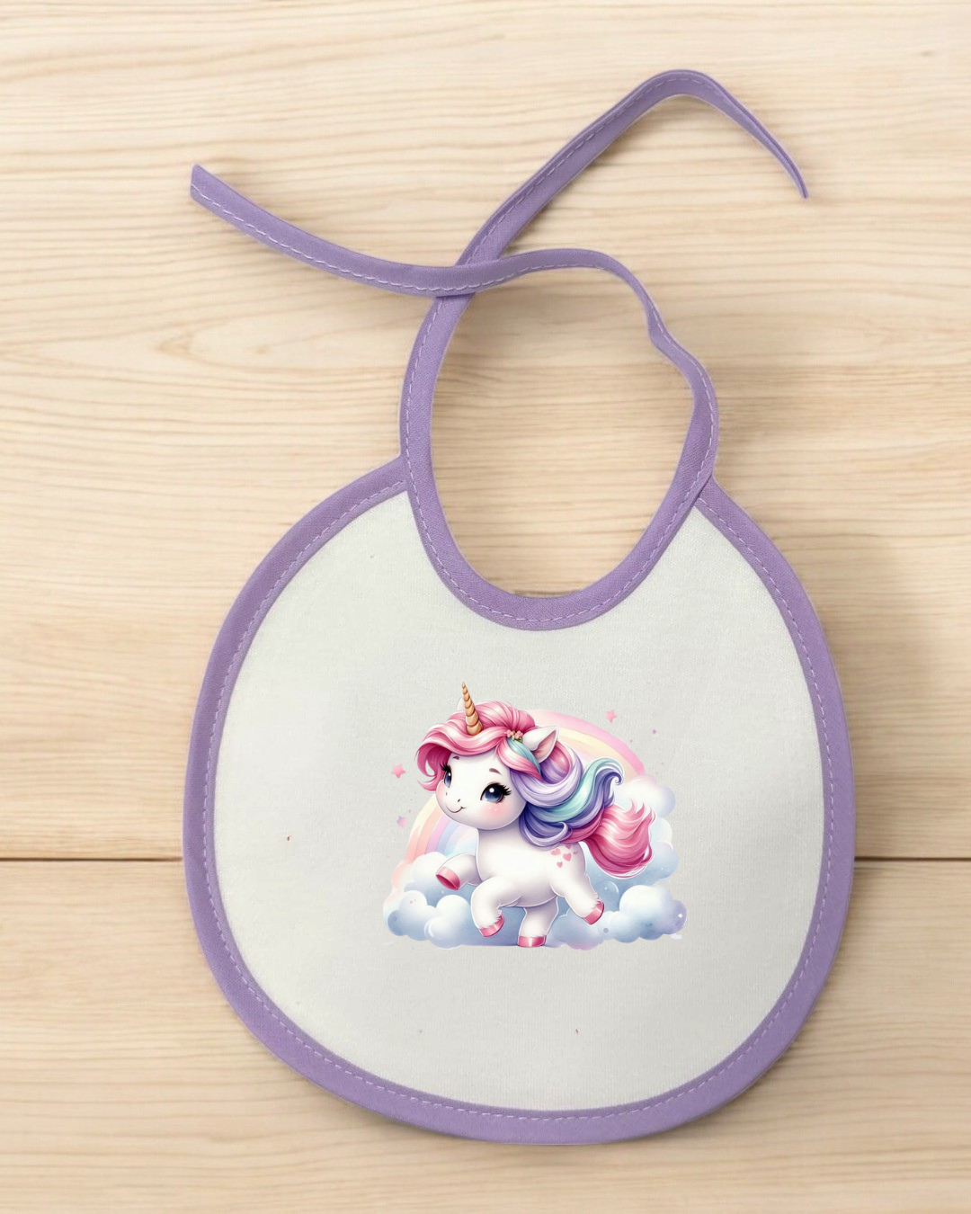 Babete branco com borda roxa e unicórnio colorido estampado