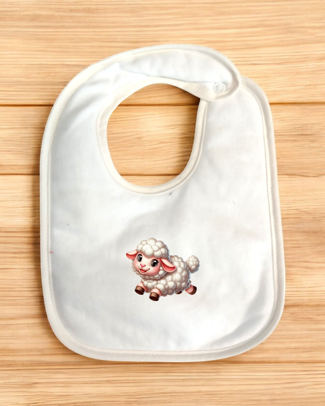 Babete branco com padrão de carneiro sobre fundo de madeira